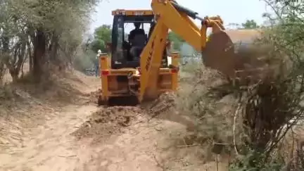 बुहाना: रास्ता खोलो अभियान की मुहिम ला रही रंग, थली गाँव में वर्षों पुराना संकरे रास्ते को प्रशासन ने जेसीबी से खुलवाया