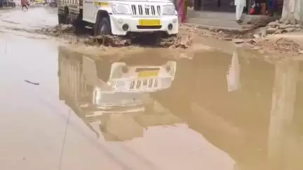 सीकरी: सीकरी क्षेत्र के गुलपाड़ा में मुख्य रास्ते पर जल भराव, आवागमन पर  ग्रामीणों को हो रही भारी परेशान #jansamasya