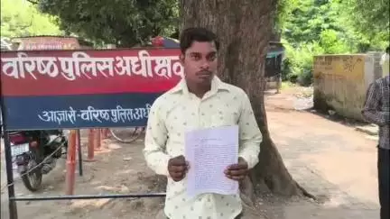 जलेसर: गांव नगला चंद निवासी S.S.P कार्यालय पहुंचा, पीड़ित पति ने पत्नी की मां पर सुपारी देने का लगाया गंभीर आरोप