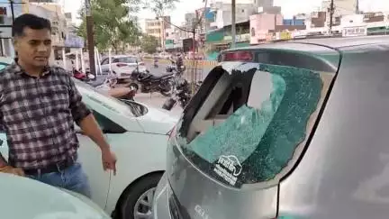 मंदसौर: संजीत रोड स्थित पूजा ऑटो डील के बाहर खड़ी कारों के कांच तोड़े, घटना सीसीटीवी में कैद
