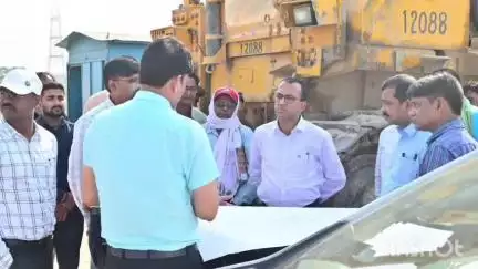 कोरबा: कलेक्टर ने एसईसीएल कुसमुंडा क्षेत्र द्वारा अधिग्रहित ग्राम चंद्रनगर (जटराज) का किया अवलोकन