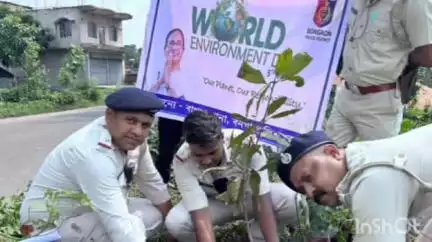 বাগদা: বিশ্ব পরিবেশ দিবস উপলক্ষে আজ বাগদা থানার পক্ষ থেকে বাগদা থানা সহ বাগদার বিভিন্ন এলাকাতে  বৃক্ষরোপণ করলেন বাগদা থানার ওসি
