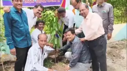 रतलाम: विश्व पर्यावरण दिवस पर श्री जैन युवक महासंघ ने कस्तूरबा नगर में किया पौधारोपण