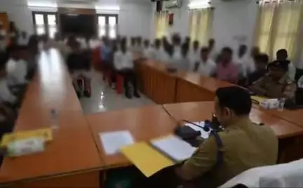 शोहरतगढ़: मुख्यमंत्री के नियुक्ति पत्र वितरण कार्यक्रम हेतु चयनित अभ्यर्थियों को SP द्वारा पुलिस लाइन सभागार में किया गया ब्रीफ