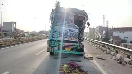 इटावा: इटावा पब्लिक स्कूल के समीप नेशनल हाईवे पर कंटेनर और ट्रक की भिंडन्त में ट्रक चालक-परिचालक बाल-बाल बचे, कंटेनर फरार