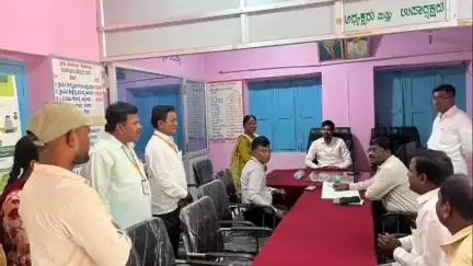 ಕೊಪ್ಪಳ: ಗೊಂಡಬಾಳ ಗ್ರಾಮ ಪಂಚಾಯತಿಗೆ ಜಿಲ್ಲಾ ಪಂಚಾಯತಿ ಸಿಇಒ  ರಾಹುಲ್ ರತ್ನಂ ಪಾಂಡೆಯ ಭೇಟಿ, ವಸತಿ ಯೋಜನೆಯ ಕಡತಗಳ ಪರಿಶೀಲನೆ
