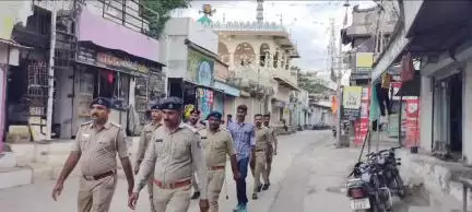 લીલીયા: લીલીયામાં સીટી પી.આઈ.શ્રી ગીડાની સૂચના હેઠળ તહેવારોની અનુલક્ષીને પોલીસ દ્વારા ફૂટ પેટ્રોલિંગનું કરાયું આયોજન