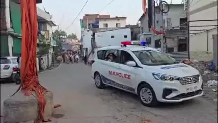 मंडला: मंडला में पुलिस और जिला प्रशासन द्वारा निकाला गया फ्लैग मार्च, अपर कलेक्टर राजेंद्र कुमार सिंह भी रहे मौजूद