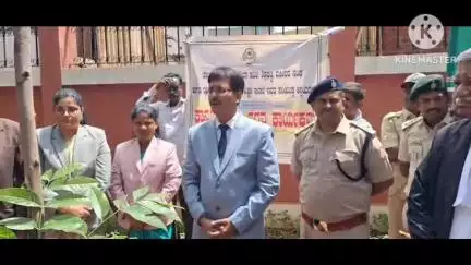 ಶಿಡ್ಲಘಟ್ಟ: ವರ್ಷಕ್ಕೆ ಕನಿಷ್ಠ 2 ಗಿಡಗಳನ್ನು ನೆಡುವ ಸಂಸ್ಕೃತಿ ಬೆಳೆಸಿಕೊಳ್ಳಿ:ನ್ಯಾಯಾಲಯದ ಆವರಣದಲ್ಲಿ ಹಿರಿಯ ಸಿವಿಲ್ ನ್ಯಾಯಾಧೀಶ ಮೊಹಮ್ಮದ್ ರೋಷನ್ ಷಾ ಕರೆ