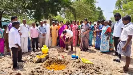 திருப்பத்தூர்: ஒட்டப்பட்டி அரசு பள்ளியில் 5 லட்சம் ரூபாய் மதிப்பீட்டில் புதியதாக கலையரங்கம் கட்ட பூமி பூஜை நடைபெற்றது