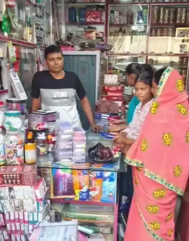 रिविलगंज: रिवील गंज नगर पंचायत के अधिकारियों ने पॉलिथीन के विरुद्ध रिवील गंज बाजार में की छापेमारी, जुर्माना वसूला
