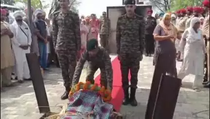 ਫਾਜ਼ਿਲਕਾ: ਸੀਐਮ ਸੁਰੱਖਿਆ ਚ ਤੈਨਾਤ ਕਰਮਚਾਰੀ ਦੀ ਗੋਲੀ ਲੱਗਣ ਕਾਰਨ ਮੌਤ, ਪਿੰਡ ਕੁੰਡਲ ਵਿਖੇ ਸੈਨਿਕ ਰਸਮਾਂ ਨਾਲ ਕੀਤਾ ਗਿਆ ਅੰਤਿਮ ਸੰਸਕਾਰ