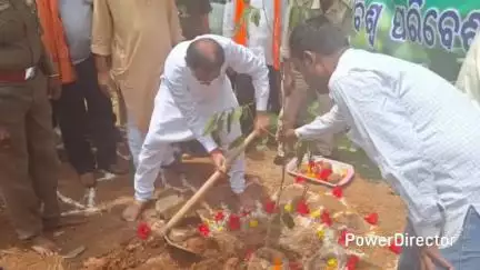 ଯଶିପୁର: ଯଶିପୁର ରେ ଓଡିଶା ସରକାରଙ୍କ ଜଙ୍ଗଲ ଏବଂ ପରିବେଷଣ ବିଭାଗ ତରଫରୁ ଆୟୋଜିତ "ବୃକ୍ଷ ରୋପଣ" କାର୍ଯ୍ୟକ୍ରମ ରେ ଯୋଗ ଦେଲେ ସାଂସଦ