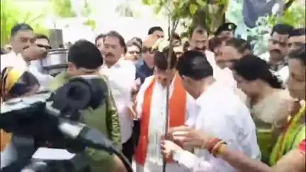 इंदौर: मंत्री कैलाश विजयवर्गीय ने लगाया 'एक पेड़ माँ के नाम', सांसद शंकर लालवानी व महापौर पुष्यमित्र भार्गव ने भी लगाया पौधा