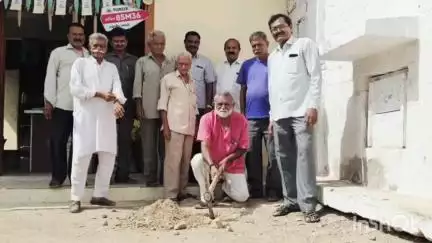 માંગરોળ: માંગરોળના સીલ ખાતે પર્યાવરણ દિવસ નિમિત્તે વૃક્ષારોપણ કરતા પૂર્વ જિલ્લા પંચાયતના ઉપપ્રમુખ લખમણભાઇ ભરડા