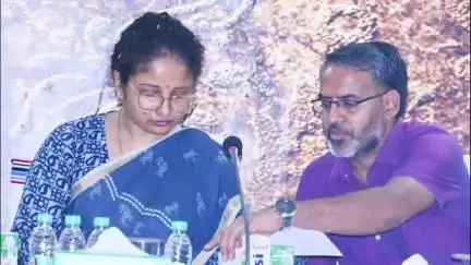 गिरिडीह: प्रखंड सभागार में विधायक कल्पना मुर्मू सोरेन और उपायुक्त की अध्यक्षता में विकास योजनाओं की समीक्षा बैठक की गई