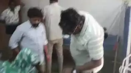 महेशपुर: महेशपुर गैस ऑफिस के पास टोटो पलटा, टोटो चालक सहित एक गंभीर रूप से घायल