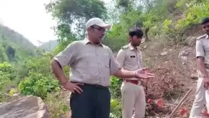 सिरदला: कोलवा जंगल में ड्रोन कैमरा की मदद से तीन शराब की भट्टी ध्वस्त, 312 लीटर देशी महुआ शराब बरामद