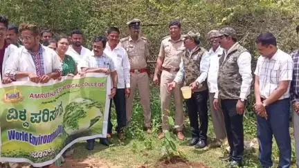 ಚಿತ್ರದುರ್ಗ: ನಗರದಲ್ಲಿ ಋಷಿಸಂಸ್ಕೃತಿ ಗುರುಕುಲ ಮಹಾಸಂಸ್ಥಾನದಿಂದ ಪರಿಸರೋತ್ಸವ ಮತ್ತು
ಹಾವು ಅರಿವು-ವನ್ಯಜೀವಿ ಉಳಿವು ಕಾರ್ಯಕ್ರಮ
