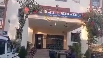 खैरा: खैरा थाना पुलिस ने बानपुर गांव से फरार दो वारंटियों को गिरफ्तार कर जेल भेज दिया