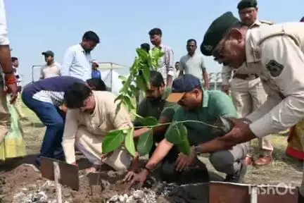 धमतरी: धमतरी के पीजी कॉलेज में 'पेड मां के नाम' अभियान के तहत जनप्रतिनिधियों और अधिकारियों ने किया वृक्षारोपण