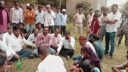 बलियापुर: बलियापुर में शव के साथ प्रदर्शन कर रहे परिजनों को सीओ की मौजूदगी में ₹7.5 लाख दिए गए