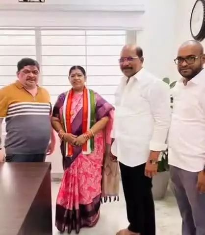 పటాన్​​చెరు: మంత్రి పొన్నం ప్రభాకర్ కి వినతి పత్రం అందజేసిన రామచంద్రపురం కార్పొరేటర్ బూరుగడ్డ పుష్పా నగేష్