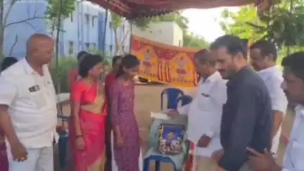 కమినిలంక ఘటనలో మృతి చెందిన రోహిత్  కుటుంబానికి మండపేట లో రూ.2 లక్షల చెక్కును అందజేసిన ఎమ్మెల్యే వేగుళ్ళ