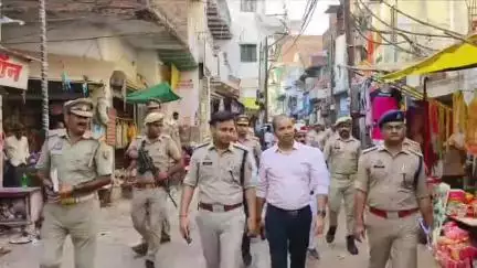 ज्ञानपुर: गोपीगंज में ईद-उल-अजहा को लेकर प्रशासन सतर्क, जिलाधिकारी और एसपी ने किया पैदल गश्त