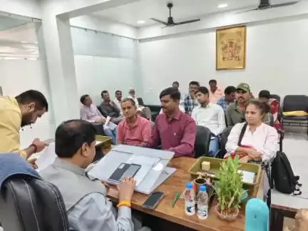 વઢવાણ: નાયબ મુખ્ય ધંધાક અને ધારાસભ્યના કર્તવ્ય જન સંપર્ક કાર્યાલય ખાતે સ્થાનિક લોકોના પ્રશ્ન અને મુલાકાત યોજાઇ 
#Jansamasya