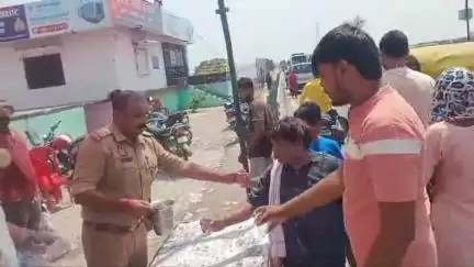 गजरौला थाने की ब्रजघाट चौकी पुलिस ने भीषण गर्मी में दशहरा के अवसर पर राहगीरों को किया शीतल और ठंडा शरबत वितरण