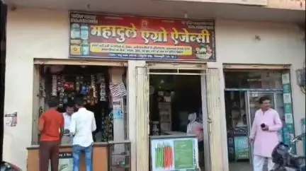 शिवपुरी नगर: शिवपुरी बस स्टैंड के पास बातों में उलझाकर महादुले एग्रो एजेंसी से ₹2 लाख उड़ाए, वारदात CCTV में कैद
