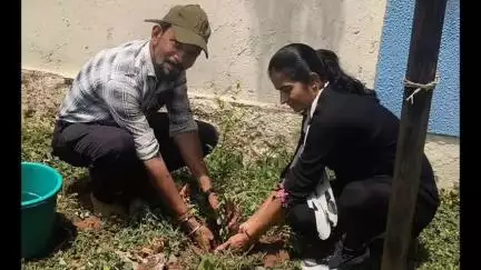 મહેમદાવાદ: પર્યાવરણદિન નિમિત્તે મહે,પોલીસ સ્ટેશન તૅમજ શેઠ જે એચ સોનાવાલા હાઈસ્કૂલ ખાતે પી આઈ શ્રીની ઉપસ્થિતીમા વૃક્ષારોપણ કાર્યક્રમ