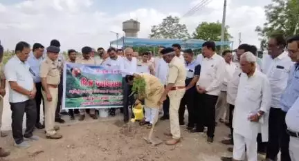 સાવરકુંડલા: સાવરકુંડલામાં ધારાસભ્યની ઉપસ્થિતિમાં ખેતીવાડી ઉત્પન્ન બજાર સમિતિ ખાતે વૃક્ષારોપણ કાર્યક્રમ યોજાયો