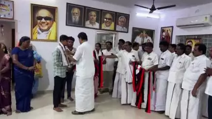 கிருஷ்ணகிரி: திமுக மாவட்ட அலுவலகத்தில், பாஜக விலிருந்து விலகிய பெண்கள் எம்எல்ஏ முன்னிலையில் திமுகவில் இணைந்தனர்