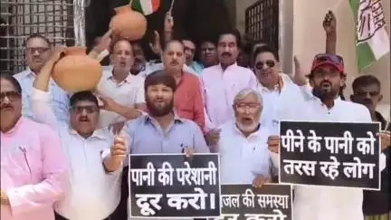 प्रयागराज में पानी के लिए त्राहिमाम त्राहिमाम, शहर कांग्रेस कमेटी खाली घड़ा लेकर किया प्रदर्शन #Jansamasya