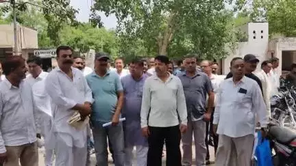 सूरतगढ़: दरगाह भूमि से अतिक्रमण हटाने की मांग, मुस्लिम वक्फ कमेटी ने ADM कार्यालय पर प्रदर्शन कर प्रशासन को दिया ज्ञापन