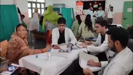 सांवेर: इंदौर में गरीब और बेसहारा लोगों के लिए स्वास्थ्य शिविर आयोजित, जाँच के साथ इलाज की सुविधा