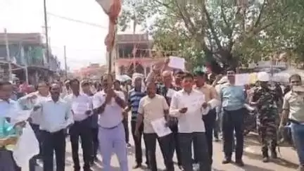 बरकागाँव: बड़कागांव डेली मार्केट में पुलिस प्रशासन ने प्रदर्शनकारियों पर नियंत्रण को लेकर मॉक ड्रिल की