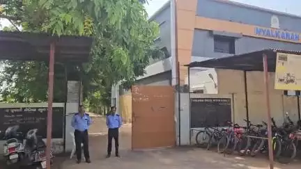 મહેમદાવાદ: ન્યાલકરણ સ્કૂલ ખાતે સંતશિરોમણી સાધુ વિશ્વ વલ્લભદાસજીની ઉપસ્થતીમા સંકુલમાં વૃક્ષારોપણ તેમજ ગુરુવંદના કાર્યક્રમ યોજાયો