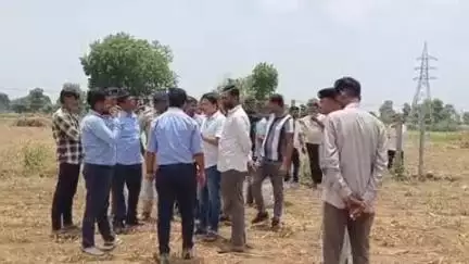 ડીસા ડાવસ ગામે જેટકો કંપનીએ ખેડૂતોના ખેતરમાં વિજ ટાવર ઉભા કરાતાં ખેડૂતોએ વિરોધ નોંધાવ્યો