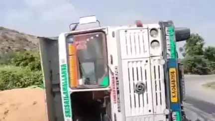 గొర్లగుట్ట గ్రామ సమీపంలో ఇసుక టిప్పర్ బోల్తా, డ్రైవర్‌కు గాయాలు