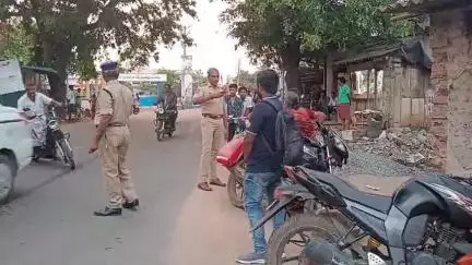 పట్టణంలో సీఐ కృష్ణ భగవాన్‌ ఆధ్వర్యంలో వాహన తనిఖీలు, నిబంధనలు పాటించని 30 మందికి జరిమానా