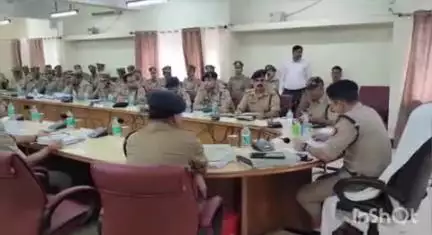 रॉबर्ट्सगंज: चुर्क पुलिस लाइन में एसपी ने राजपत्रित अधिकारियों और कर्मचारियों के साथ क्राइम मीटिंग का आयोजन किया