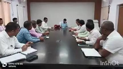 बांका: समाहरणालय के मिनी सभागार में श्रावणी मेला की तैयारी को लेकर डीएम ने अधिकारियों के साथ बैठक की