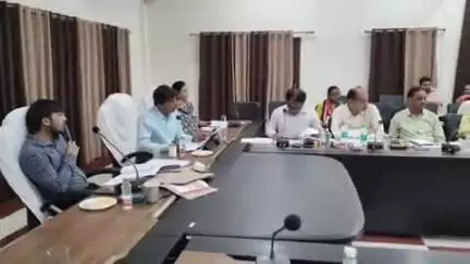 चंदौली: बेसिक शिक्षा विभाग की प्रगति की समीक्षा हेतु कलेक्ट्रेट में डीएम की अध्यक्षता में आयोजित की गई एक उच्च स्तरीय बैठक