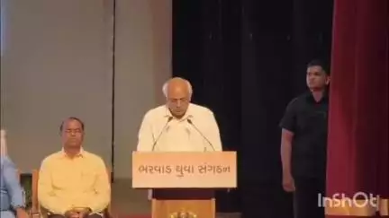ગાંધીનગર: મુખ્યમંત્રી ભૂપેન્દ્ર પટેલના હસ્તે સે 17 ટાઉન હોલ ખાતે સમાજના ૫૦ જેટલા આર્થિક રીતે યુવાનોને જેસીબીનું વિતરણ કરાયું