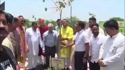 सांवेर: संभागायुक्त दीपक सिंह ने किया पौधारोपण, आईडीए ने वृक्षारोपण कार्यक्रम आयोजित कर पर्यावरण बचाने का लिया संकल्प
