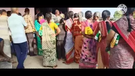 హిందూపురం సడ్లపల్లి ఎన్టీఆర్ కాలనీలో సకాలంలో రేషన్ ఇవ్వడం లేదని ఆగ్రహం వ్యక్తం చేసిన ప్రజలు