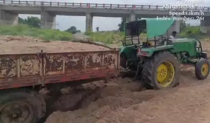మాచారెడ్డి: బండ రామేశ్వర్ పల్లి వాగు నుంచి అక్రమంగా తరలిస్తున్న ఇసుక ట్రాక్టర్ను పట్టుకున్నట్లు తెలిపిన : మాచారెడ్డి ఎస్ఐ అనిల్